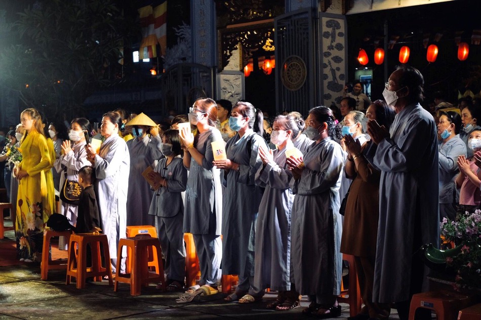 Đông đảo Phật tử về chùa dự lễ