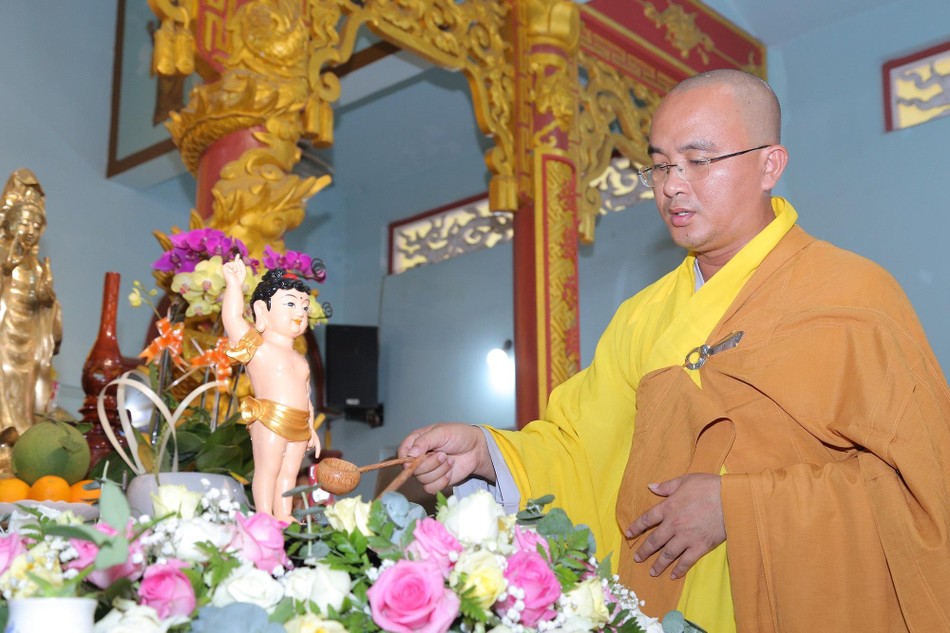 Thành kính Tắm Phật