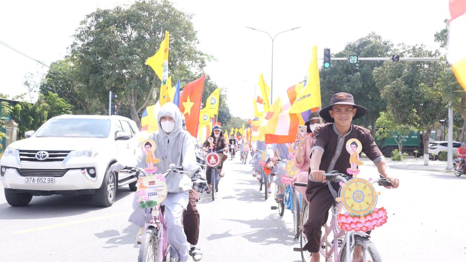 Từng hàng xe đạp nối đuôi nhau với cờ hoa rực rỡ