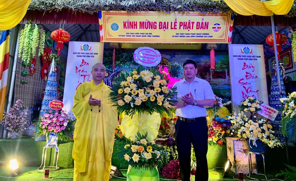 Lãnh đạo phường Ngô Quyền tặng hoa chúc mừng Đại lễ