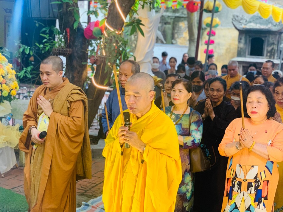 Dâng hương cúng dường