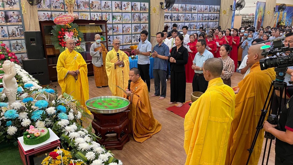 Tụng sám Khánh đản