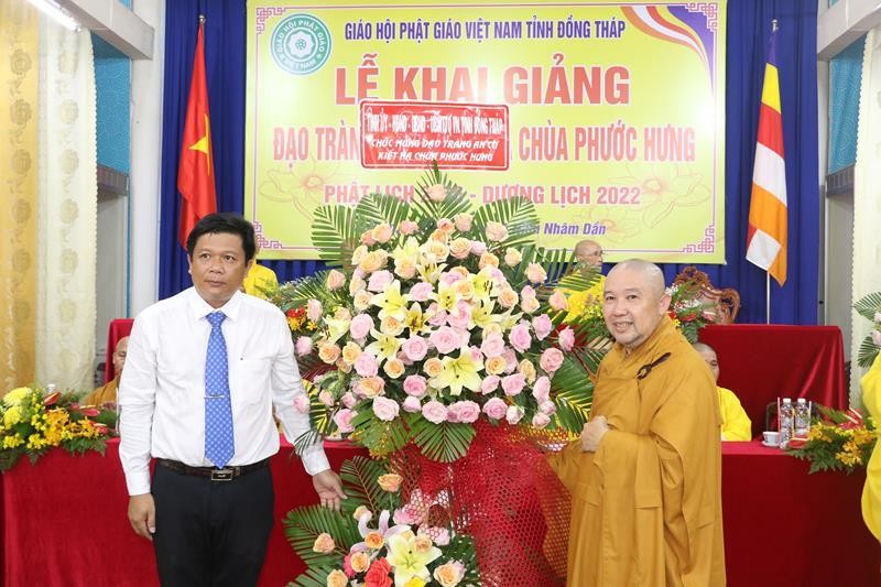 Lãnh đạo tỉnh Đồng Tháp tặng hoa chúc mừng