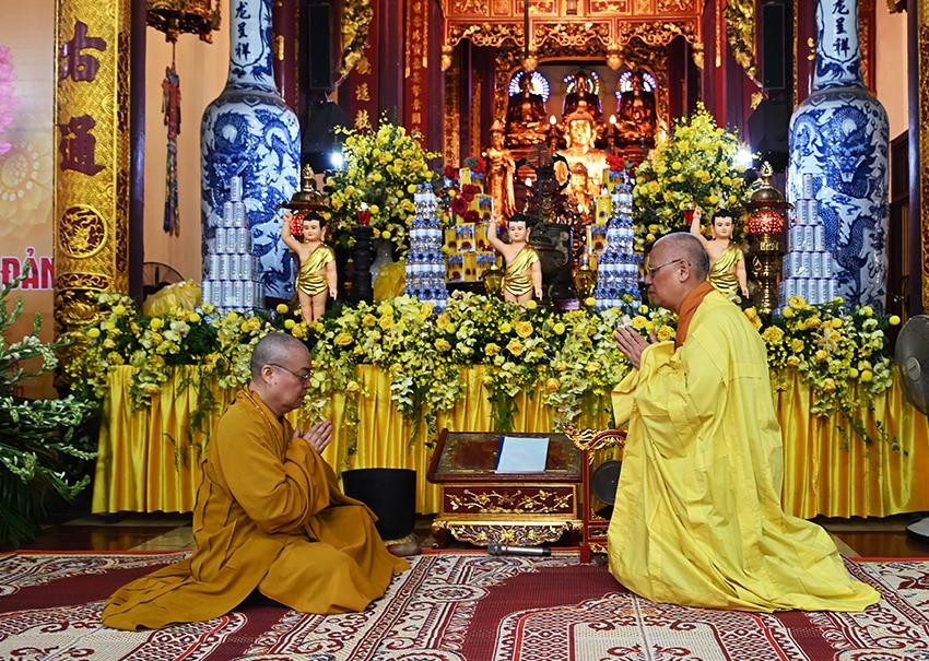 Nhị vị Hòa thượng đối thú an cư