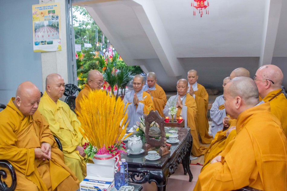 Đại diện chư Ni tác pháp thỉnh đại Tăng giáo giới thọ an cư Đại diện chư Ni tác pháp thỉnh đại Tăng giáo giới thọ an cư