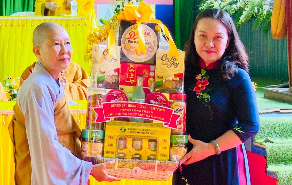 Lãnh đạo huyện Long Thành tặng quà chúc mừng Lãnh đạo huyện Long Thành tặng quà chúc mừng