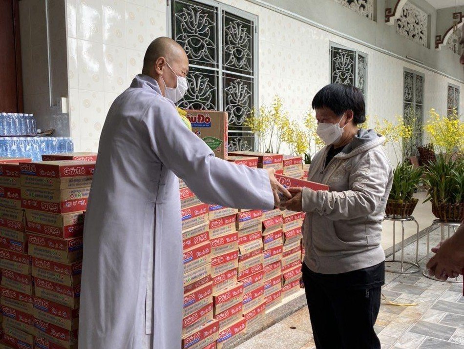 Ni trưởng Thích nữ Như Trí, trụ trì chùa Dược Sư tặng quà đến người dân Ni trưởng Thích nữ Như Trí, trụ trì chùa Dược Sư tặng quà đến người dân