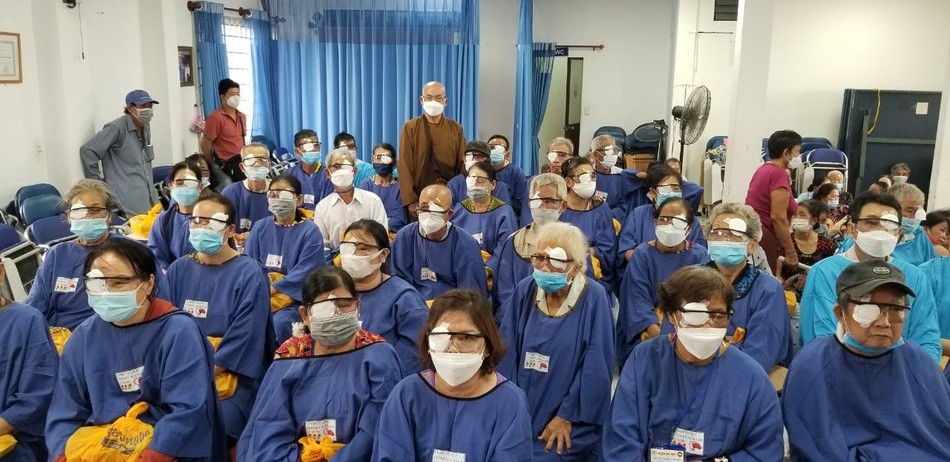 Các bệnh nhân đã được phẫu thuật mắt Các bệnh nhân đã được phẫu thuật mắt