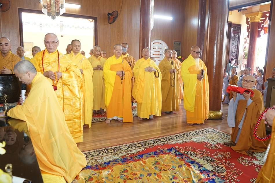 Chư Ni dâng phạn thực cúng dường