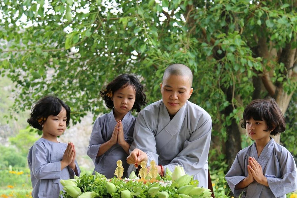 Sư cô cùng các em tổ chức sinh nhật Đức Phật giữa thiên nhiên Sư cô cùng các em tổ chức sinh nhật Đức Phật giữa thiên nhiên