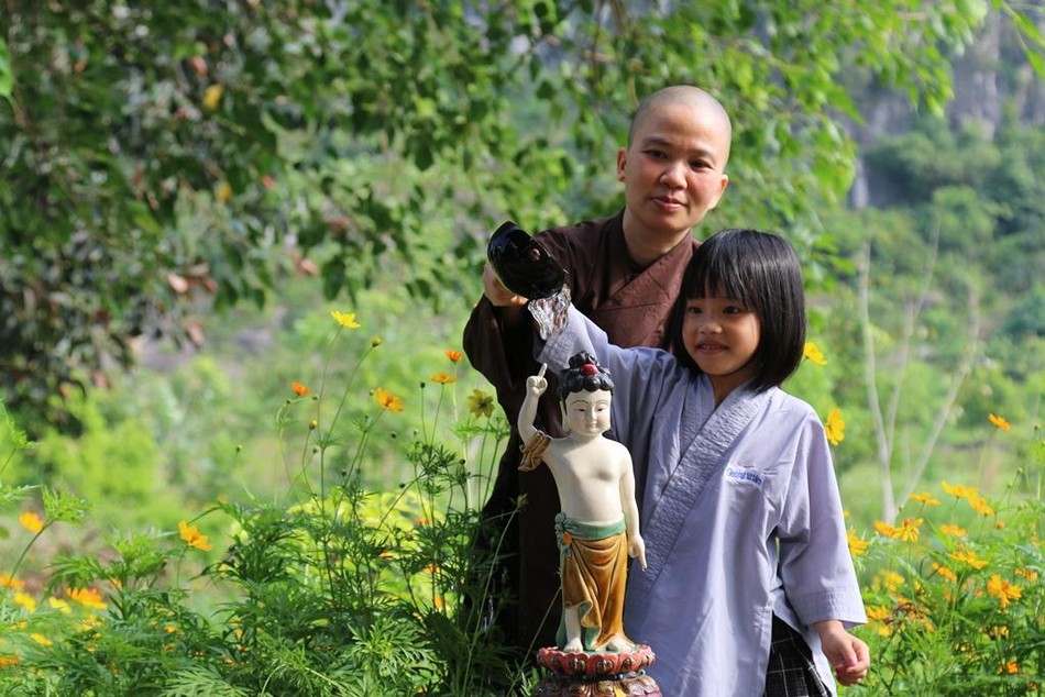 Sư cô hướng dẫn em Tắm Phật Sư cô hướng dẫn em Tắm Phật