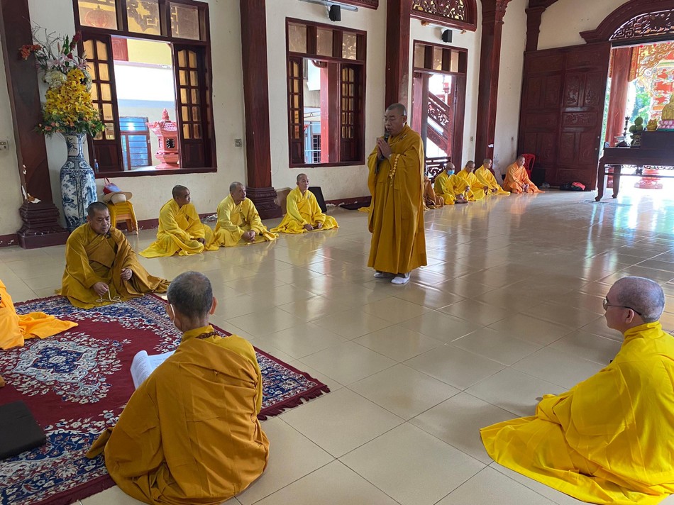 Thượng tọa Thích Pháp Huệ tác pháp an cư Thượng tọa Thích Pháp Huệ tác pháp an cư
