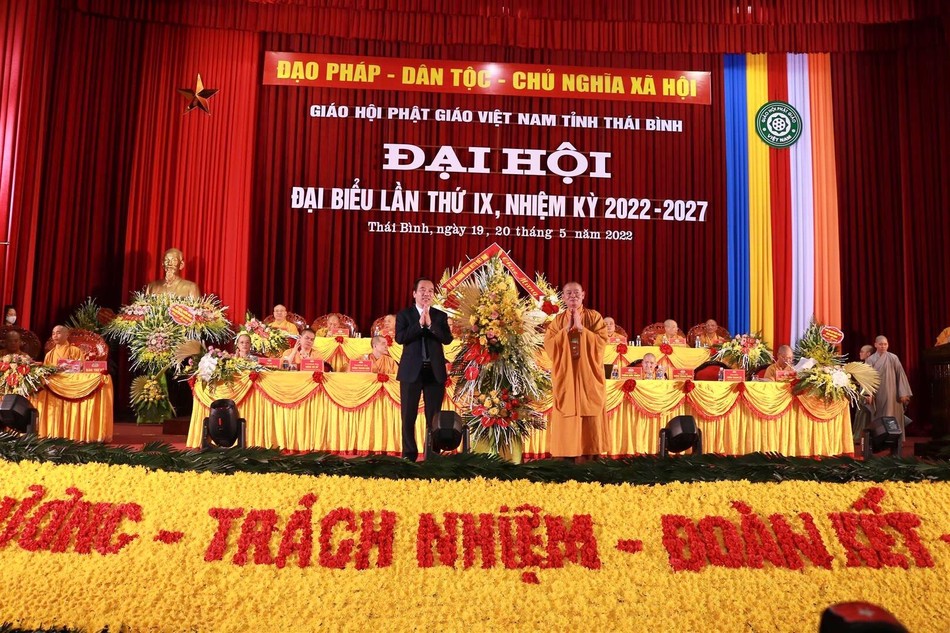 Ông Ngô Sách Thực, Phó Chủ tịch Ủy ban Trung ương MTTQVN tặng hoa chúc mừng Ông Ngô Sách Thực, Phó Chủ tịch Ủy ban Trung ương MTTQVN tặng hoa chúc mừng