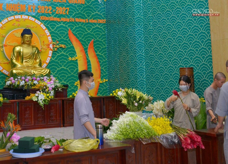 Công tác thiết trí hội trường đang hoàn thiện