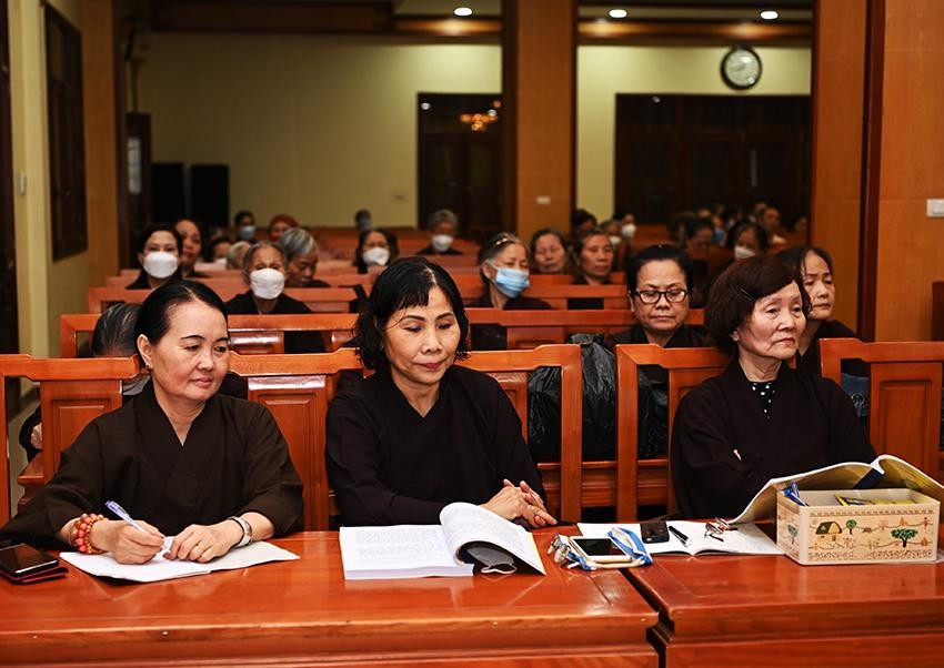 Phật tử tham dự buổi khai pháp Phật tử tham dự buổi khai pháp