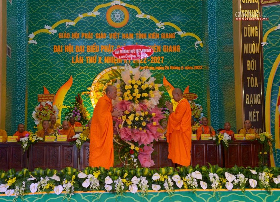 Những lẵng hoa tươi thắm chúc mừng đại hội