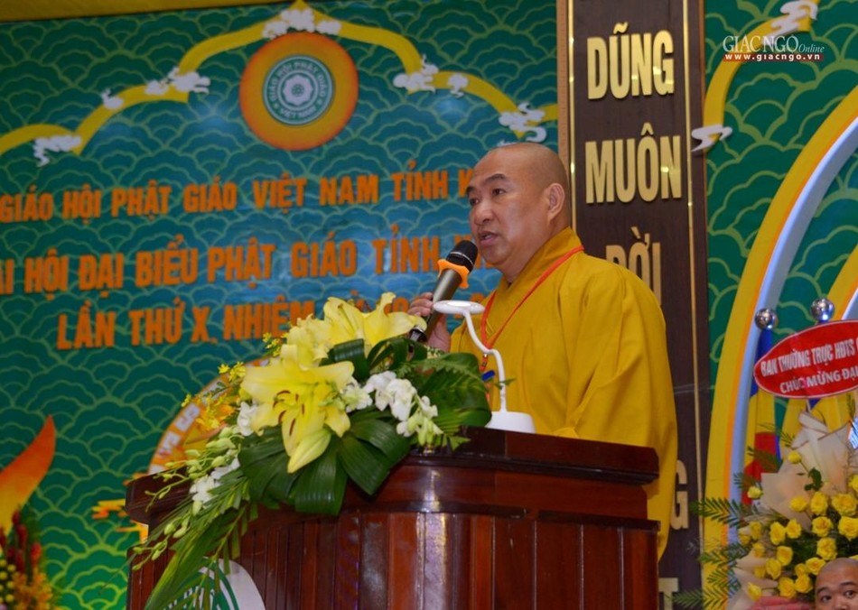 Thượng tọa Thích Phước Nguyên đọc quyết định khen thưởng của Trung ương GHPGVN