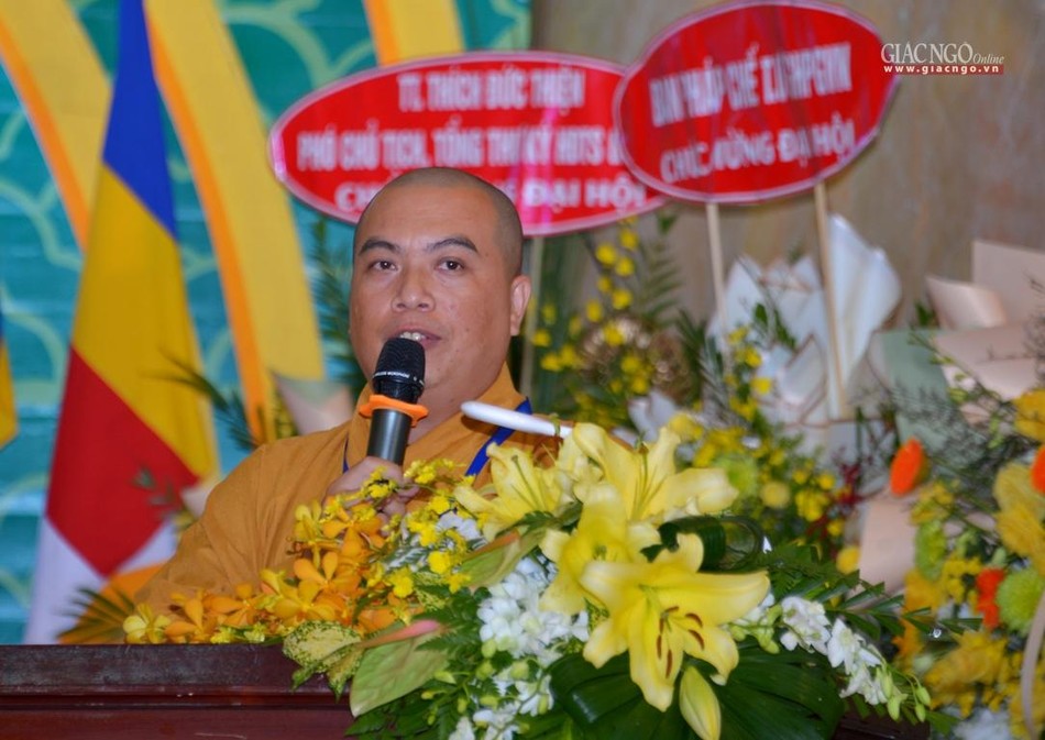 Đại đức Thích Pháp Trí trình bày dự thảo báo cáo tổng kết công tác Phật sự nhiệm kỳ 2017-2022