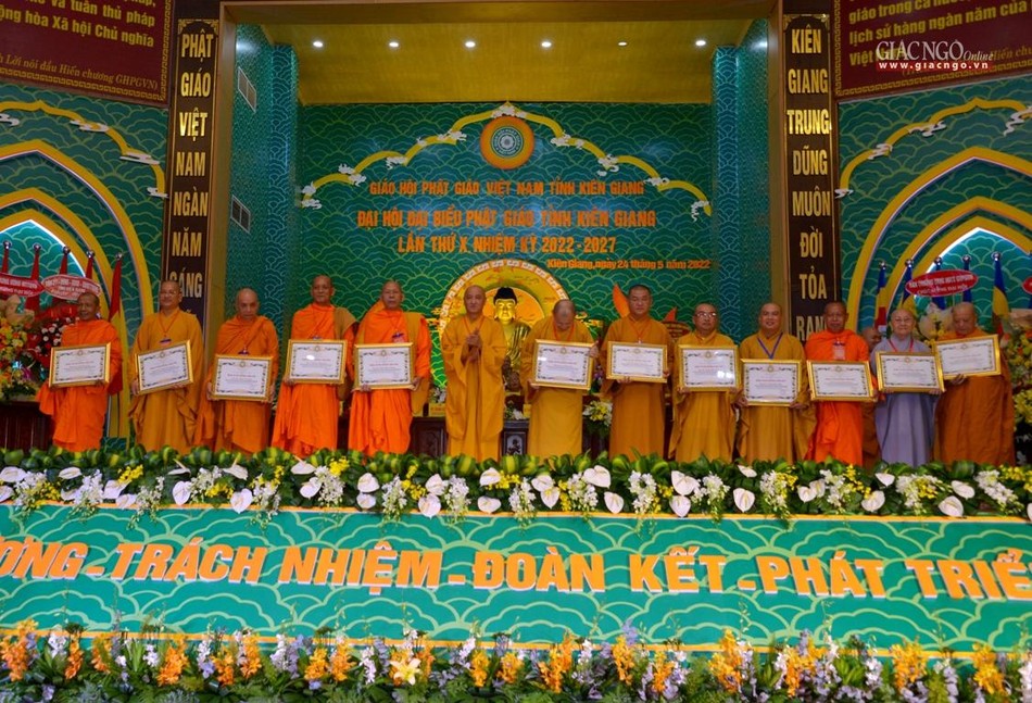 Hòa thượng Thích Huệ Thông trao Bằng tuyên dương công đức của GHPGVN đến tập thể, cá nhân xuất sắc