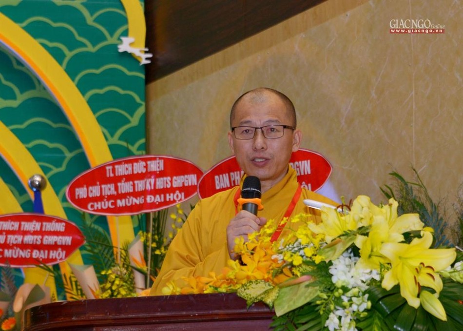 Thượng tọa Thích Minh Nhẫn trình danh sách nhân sự