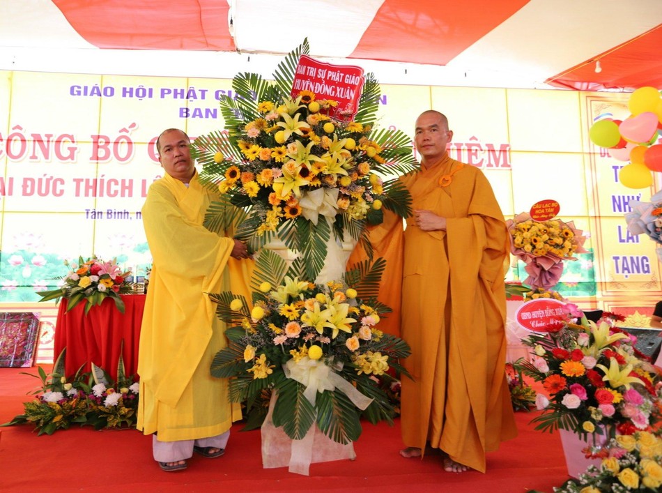 Ban Trị sự Phật giáo huyện Đồng Xuân tặng hoa chúc mừng Đại đức tân trụ trì Ban Trị sự Phật giáo huyện Đồng Xuân tặng hoa chúc mừng Đại đức tân trụ trì