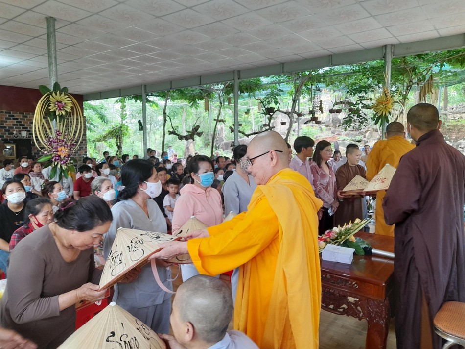 Sư cô Thông Liên tặng nón lá làm quà lưu niệm Sư cô Thông Liên tặng nón lá làm quà lưu niệm