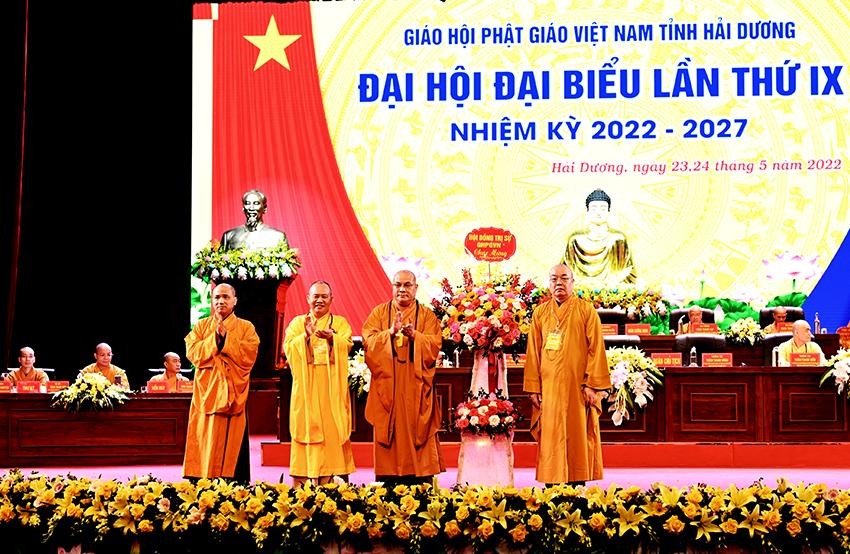 Hội đồng Trị sự GHPGVN tặng hoa chúc mừng đại hội