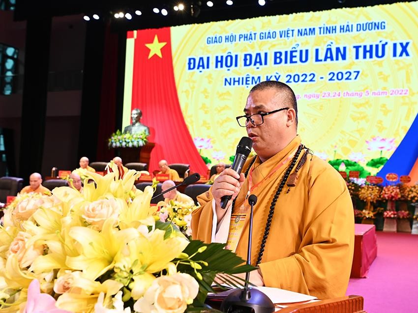 Thượng tọa Thích Thanh Hiền trình bày tham luận