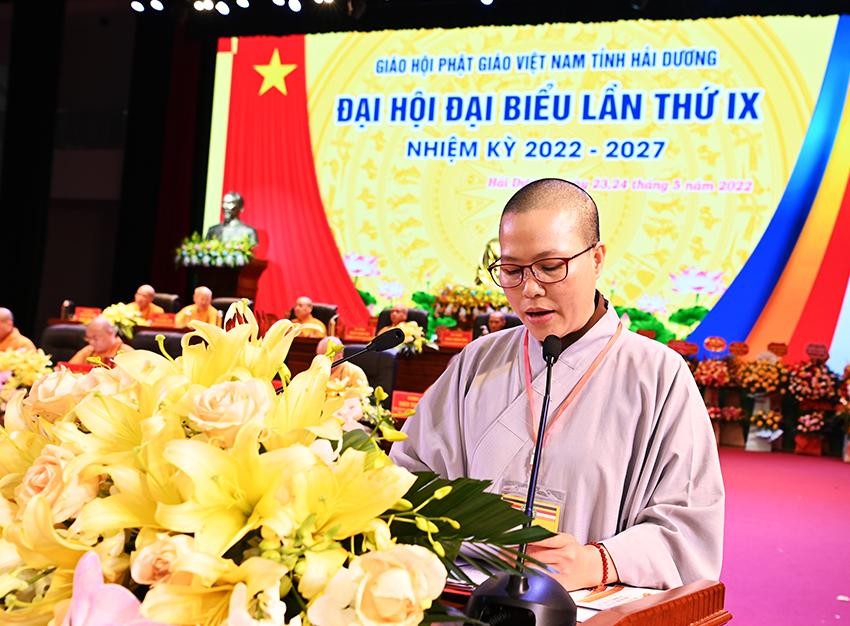 Ni sư Thích Hạnh Nguyện trình bày tham luận