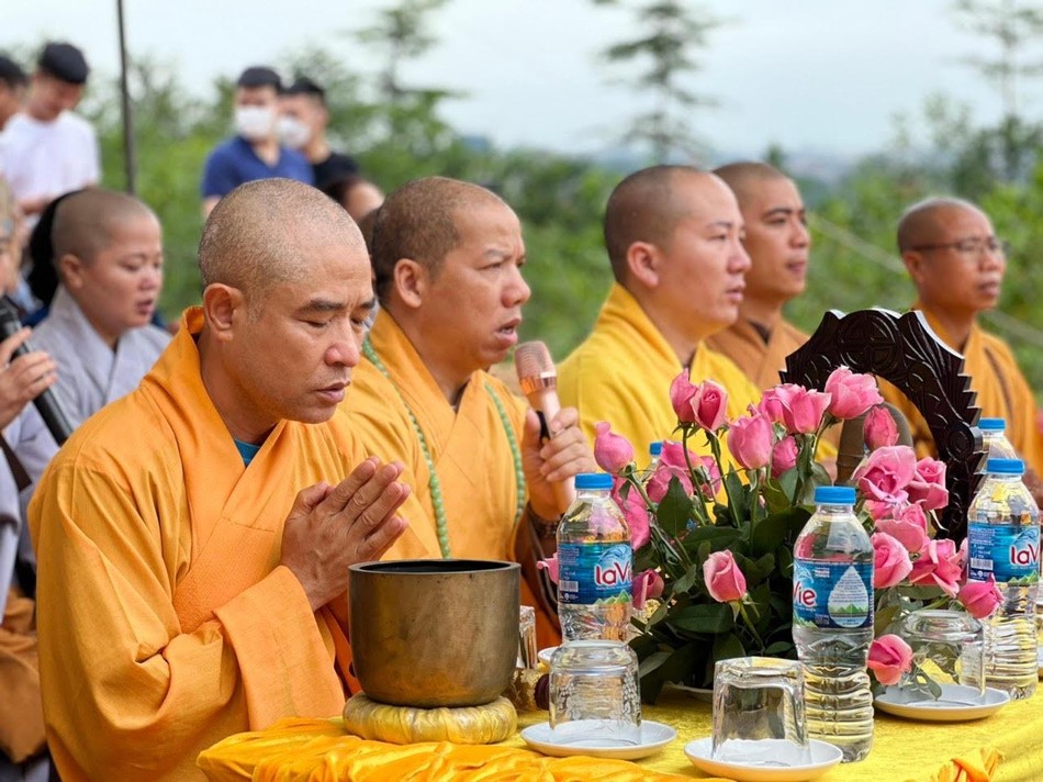 Chư tôn đức tụng kinh cầu nguyện