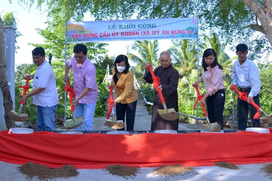 Hòa thượng Thích Hoằng Tri cùng đại diện chính quyền địa phương chính thức khởi công xây dựng cầu Út Khoan Hòa thượng Thích Hoằng Tri cùng đại diện chính quyền địa phương chính thức khởi công xây dựng cầu Út Khoan