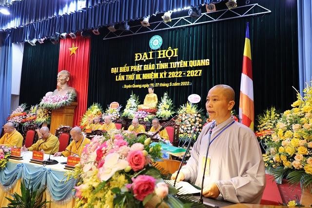 Sư cô Thích Đàm Nghiêm trình bày tham luận Sư cô Thích Đàm Nghiêm trình bày tham luận