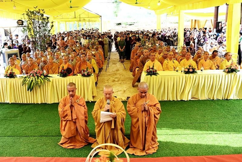 Đại diện chư hành giả an cư dâng lời tác bạch Đại diện chư hành giả an cư dâng lời tác bạch