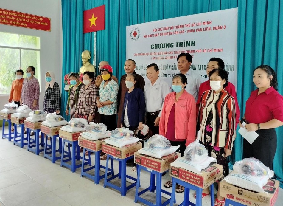 Trao quà đến bà con nghèo tại xã Bình Khánh, huyện Cần Giờ, TP.HCM