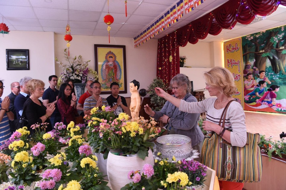 Thành kính thực hiện nghi thức Tắm Phật - Ảnh: NQ Thành kính thực hiện nghi thức Tắm Phật - Ảnh: NQ