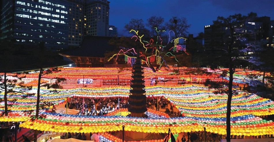 Hàng loạt đèn lồng bằng giấy màu sắc sặc sỡ được trưng bày Hàng loạt đèn lồng bằng giấy màu sắc sặc sỡ được trưng bày