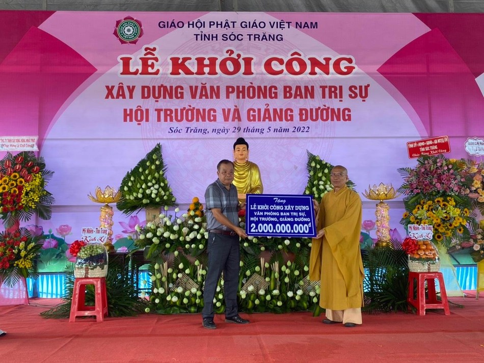 Trao bảng tượng trưng ủng hộ kinh phí xây dựng Trao bảng tượng trưng ủng hộ kinh phí xây dựng