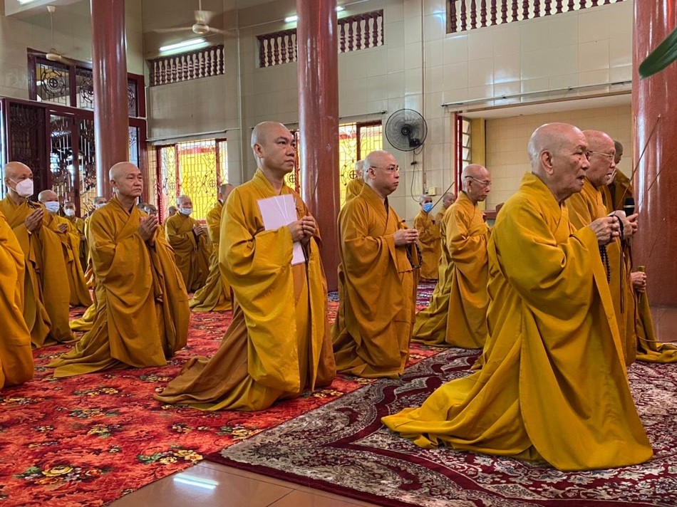 Chư tôn đức niêm hương bạch Phật Chư tôn đức niêm hương bạch Phật