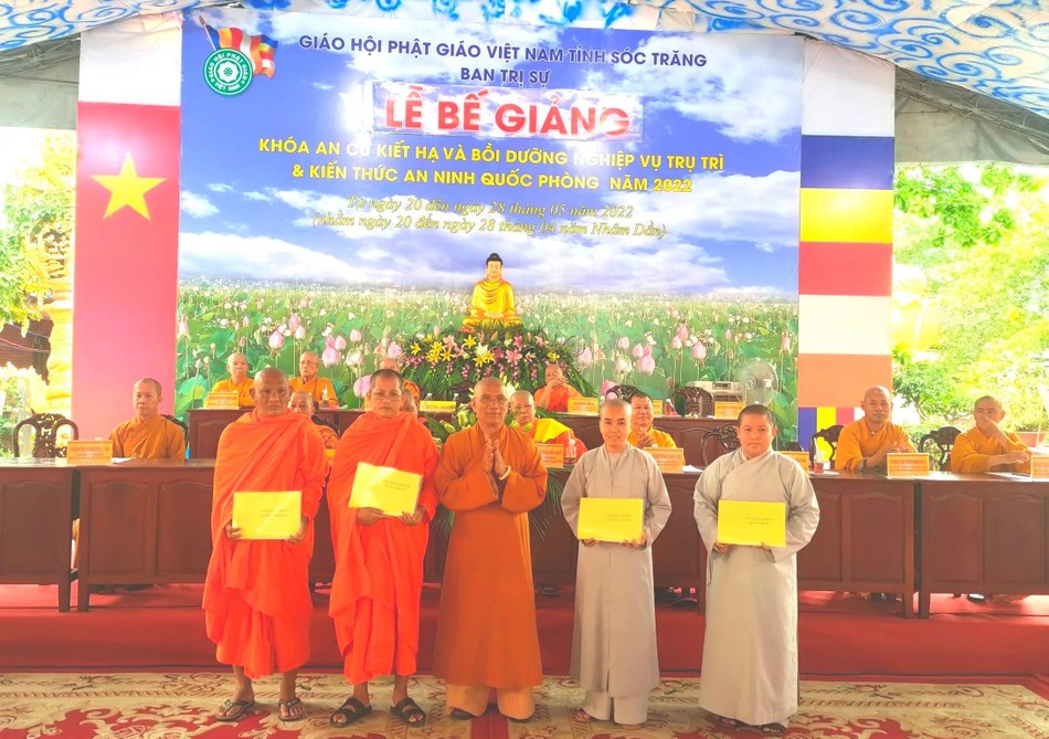 Kết thúc khóa học có 230 vị đủ tiêu chuẩn được cấp giấy chứng nhận tham gia khóa học