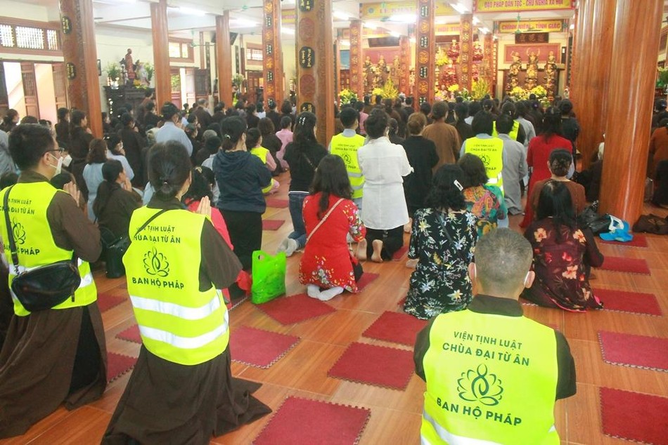 Quang cảnh cúng dường tại trường hạ chùa Đại Từ Ân (huyện Đan Phượng, TP.Hà Nội) Quang cảnh cúng dường tại trường hạ chùa Đại Từ Ân (huyện Đan Phượng, TP.Hà Nội)