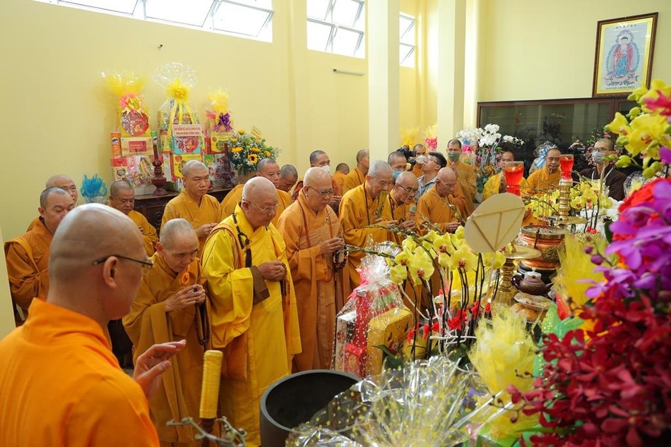 Chư tôn đức dâng hương cầu nguyện