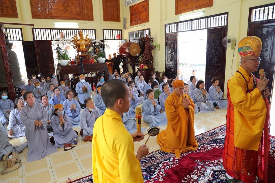 Thượng tọa Thích Chúc Thông thực hiện nghi thức cúng ngọ