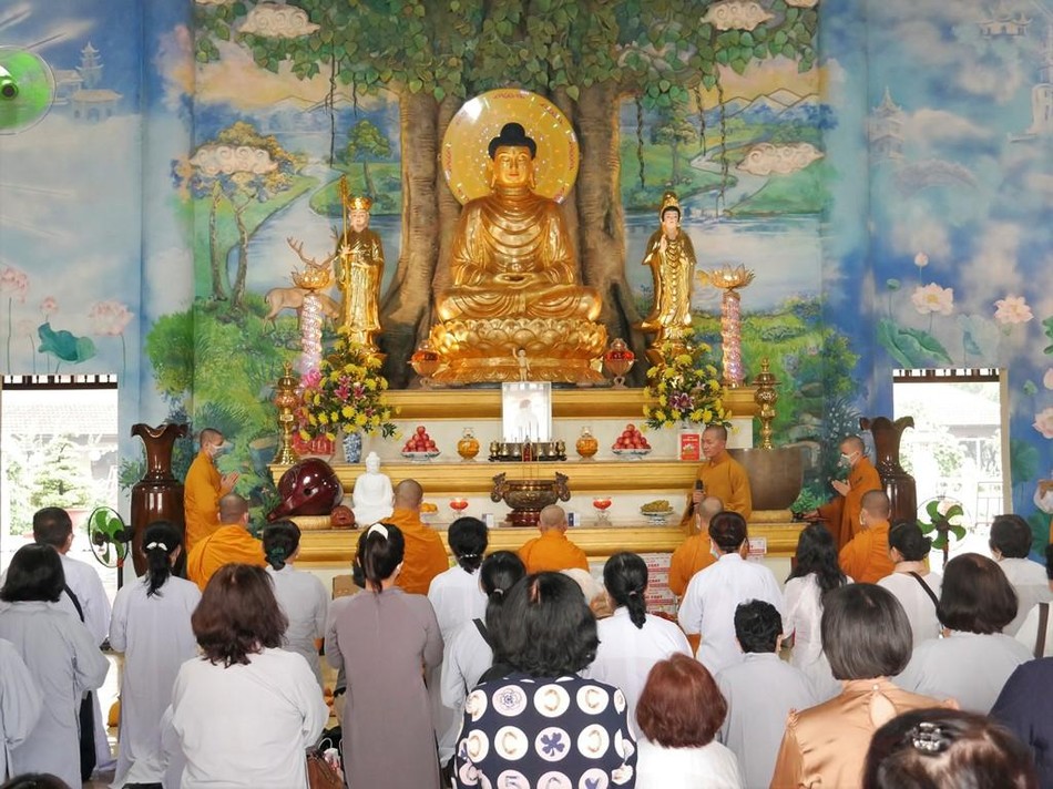 Phái đoàn cúng dường tại chùa Phật Hiện Phái đoàn cúng dường tại chùa Phật Hiện