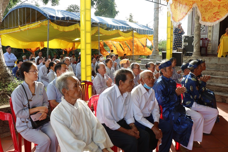 Phật tử, thân hào nhân sĩ trong làng đến dự với lòng cung kính và niềm hoan hỷ trước đại sự tâm linh của quê hương Phật tử, thân hào nhân sĩ trong làng đến dự với lòng cung kính và niềm hoan hỷ trước đại sự tâm linh của quê hương