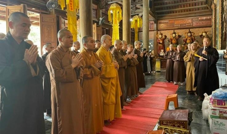 Đoàn đến dâng hương, lễ Phật và cúng dường trai Tăng tại trường hạ chùa Đại Bi Đoàn đến dâng hương, lễ Phật và cúng dường trai Tăng tại trường hạ chùa Đại Bi