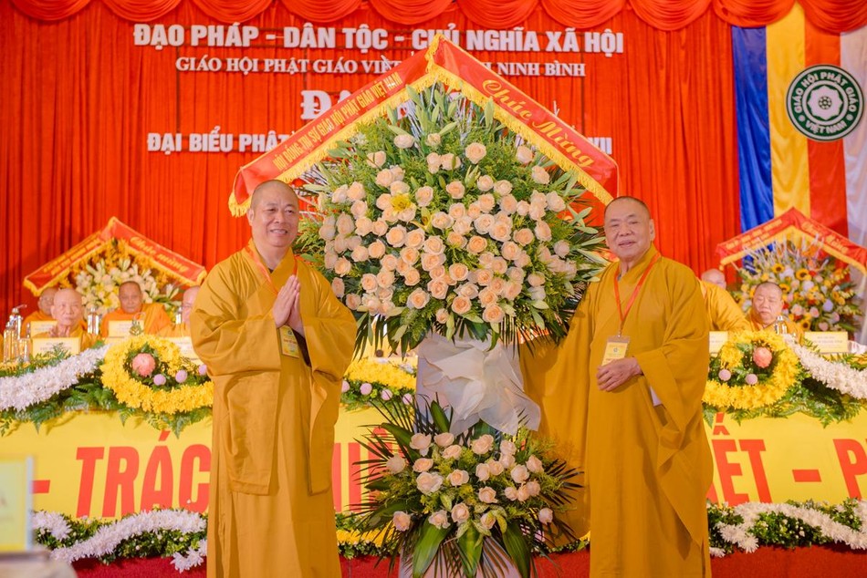 Hòa thượng Thích Thiện Pháp thay mặt Hội đồng Trị sự GHPGVN tặng hoa chúc mừng đại hội Hòa thượng Thích Thiện Pháp thay mặt Hội đồng Trị sự GHPGVN tặng hoa chúc mừng đại hội