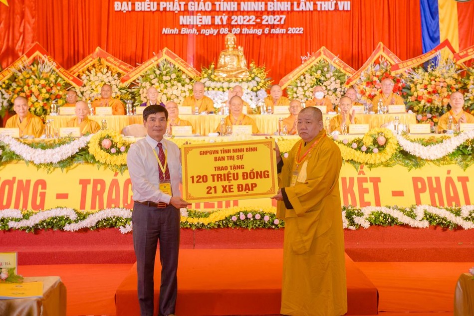 Trao tặng 120 triệu đồng và 21 xe đạp đến Ủy ban MTTQVN tỉnh Ninh Bình Trao tặng 120 triệu đồng và 21 xe đạp đến Ủy ban MTTQVN tỉnh Ninh Bình