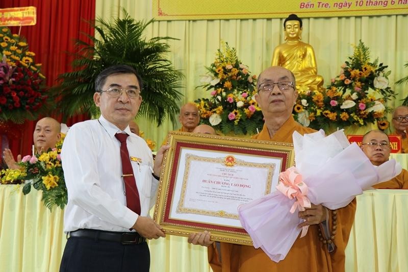 Hòa thượng Thích Nhựt Tấn đón nhận Huân chương Lao động hạng Ba Hòa thượng Thích Nhựt Tấn đón nhận Huân chương Lao động hạng Ba