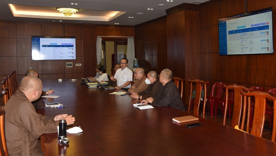 Anh Huỳnh Tuấn Vũ trình bày về các tiện ích khi sử dụng Thư viện số Anh Huỳnh Tuấn Vũ trình bày về các tiện ích khi sử dụng Thư viện số