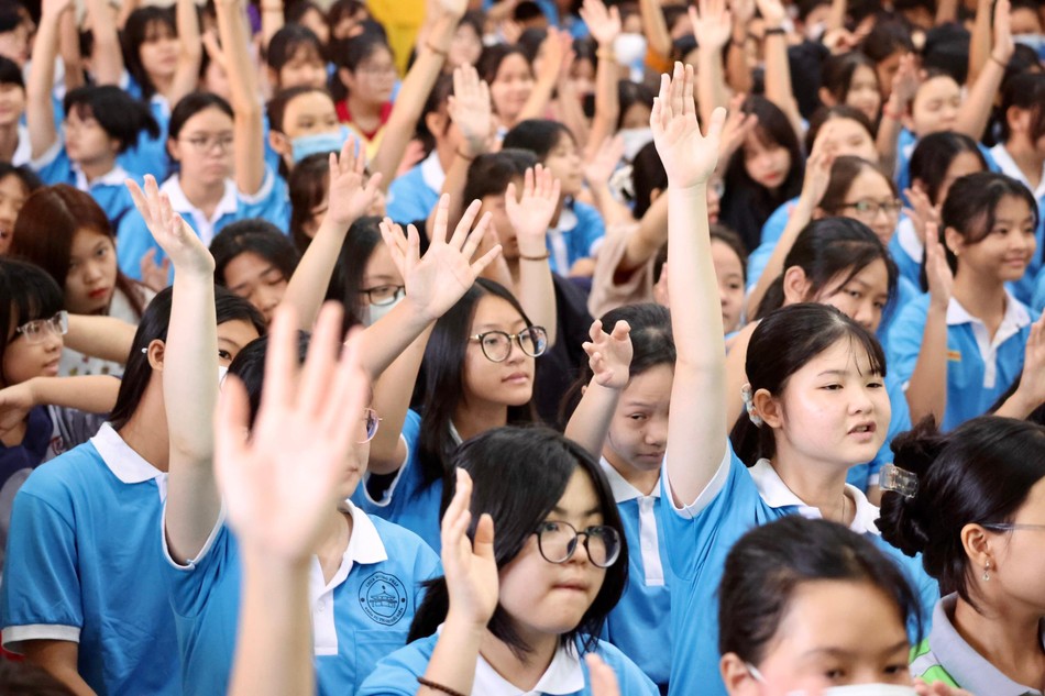 Các bạn trẻ hăng hái tham gia chia sẻ ý kiến Các bạn trẻ hăng hái tham gia chia sẻ ý kiến